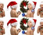 Noel Baba şapkaları ile Çocuk ve yılbaşı süsleri ile oynuyor